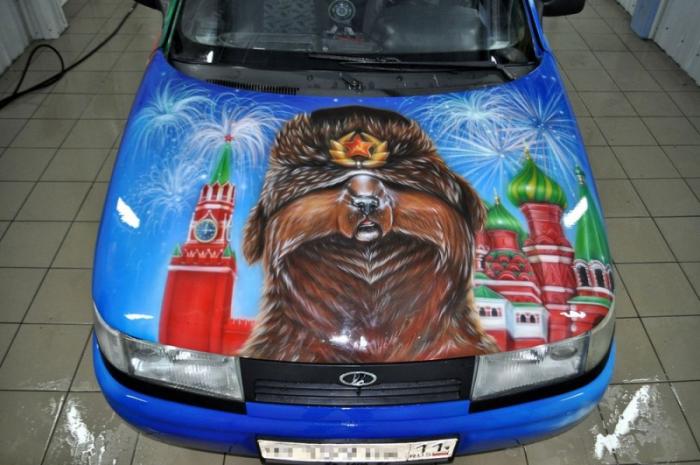 Медведь в шапке-ушанке на фоне Кремля