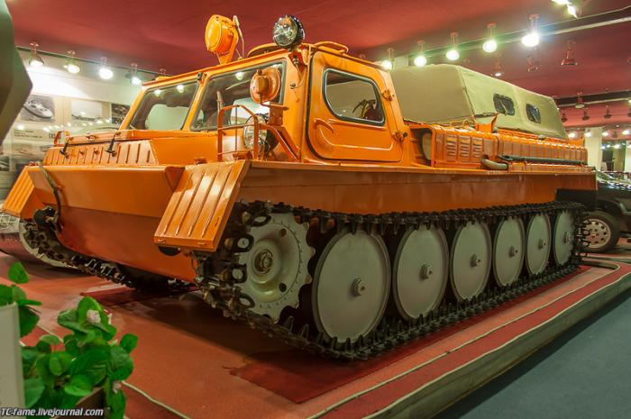 транспортер ГАЗ-3403 сделан на базе армейского снегоболотохода ГТ-СМ. Без таких машин невозможна геологоразведка и доставка грузов в условиях заболоченной тундры и вечной мерзлоты