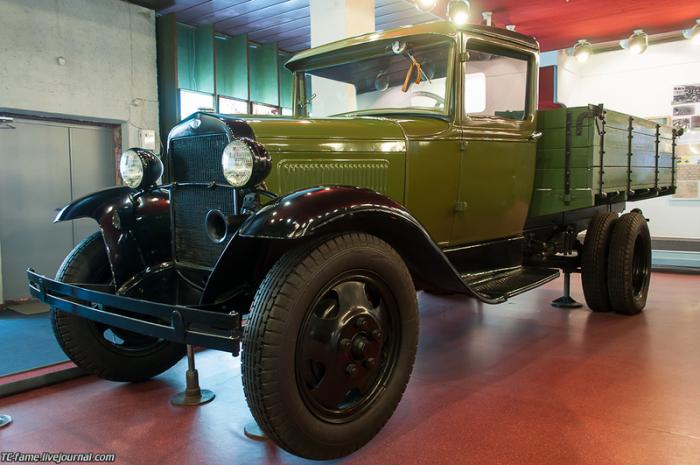 ГАЗ-АА легендарная "полуторка". Первые автомобили ГАЗ-АА были сделаны по чертежам компании Форда. Выпускалась с 1932 аж до 1950 года (последние годы машину собрали в Ульяновске).